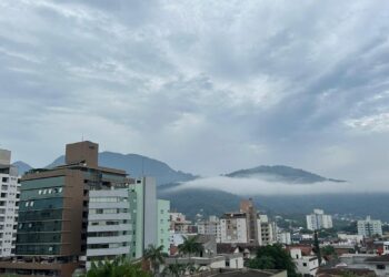 Fim de semana deve ter chuva e risco de temporais em Santa Catarina
