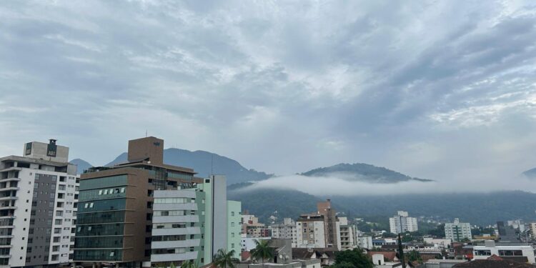 Fim de semana deve ter chuva e risco de temporais em Santa Catarina