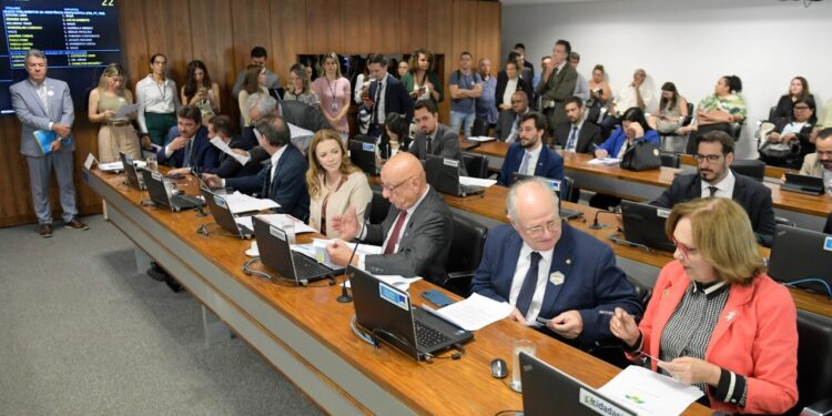 Vicente Caropreso trata de projetos na área da saúde e educação em agenda na capital federal