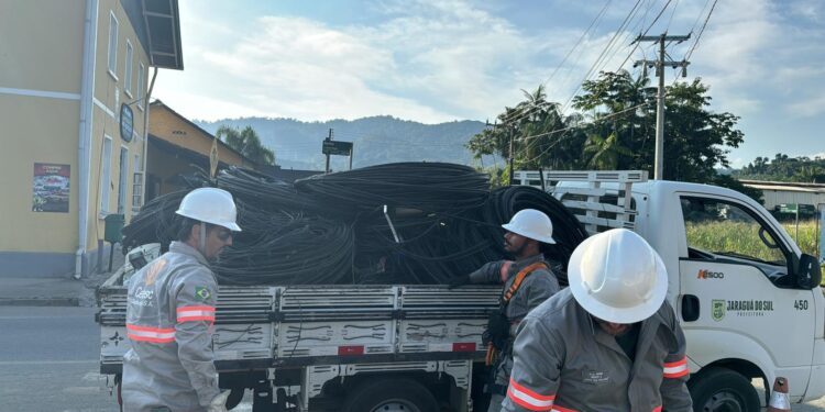 Mutirão de limpeza de postes já removeu 13 toneladas de cabos em Jaraguá do Sul