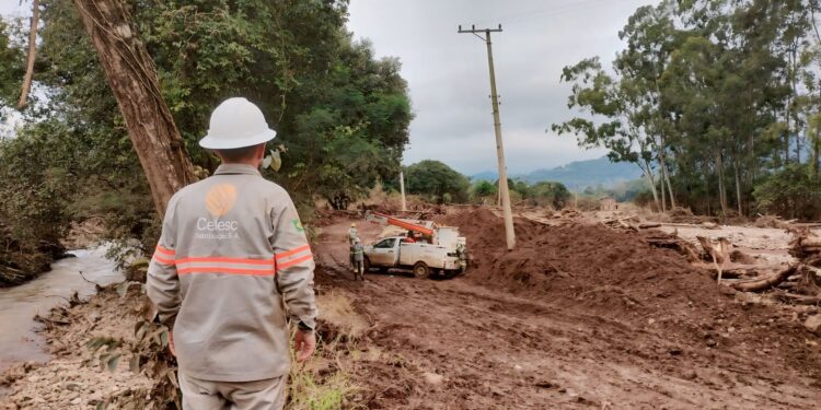 Equipe da Celesc já restabeleceu o fornecimento de energia em cerca de 30 localidades no RS