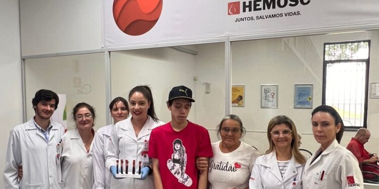Hemosc inicia a produção de colírio e entrega o medicamento ao primeiro paciente