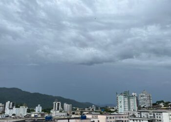 Nova frente fria avança no Sul e Inmet coloca parte do RS, SC e Paraná em alerta