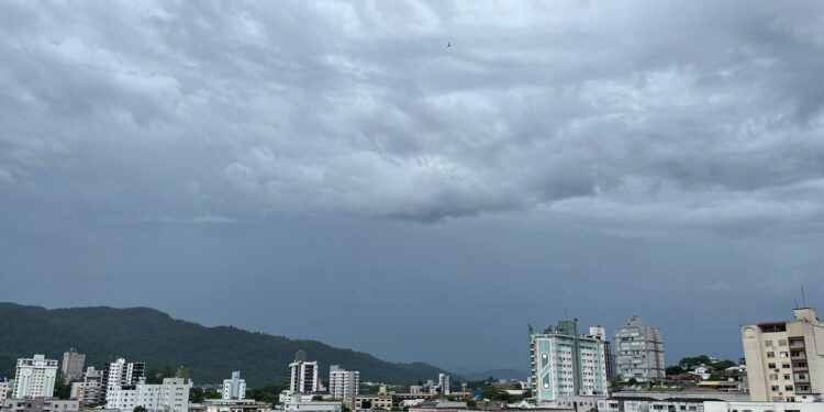 Nova frente fria avança no Sul e Inmet coloca parte do RS, SC e Paraná em alerta