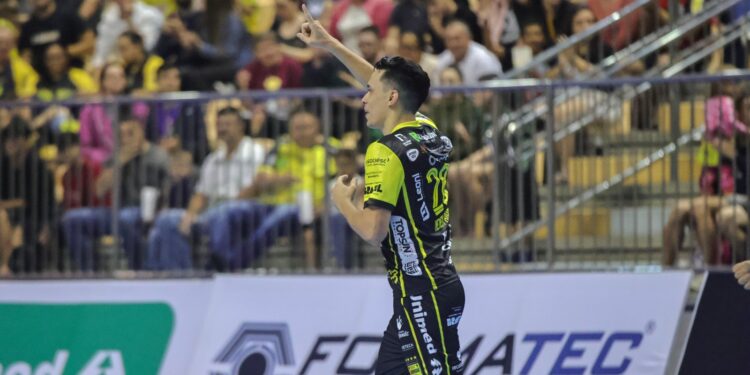 Jaraguá goleia Blumenau e segue com 100% no Catarinense