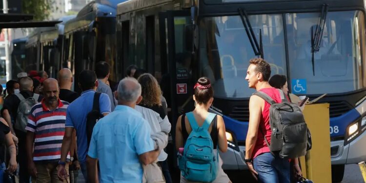 Setor de serviços cresce 0,5% de março para abril no país, revela IBGE