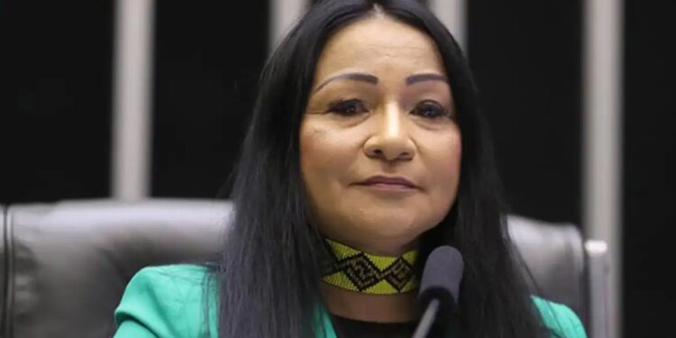 Deputada é cassada por pagar tratamento estético com dinheiro público