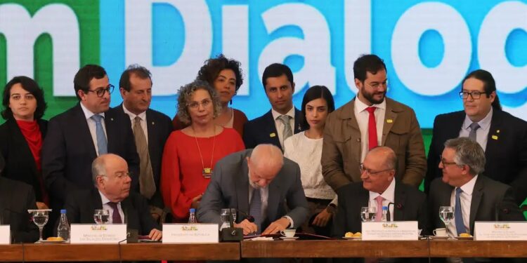 Lula sanciona taxação de compras internacionais de até US$ 50