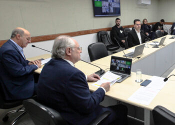 Selo Autista a Bordo é aprovado em comissão e segue para o plenário da Alesc