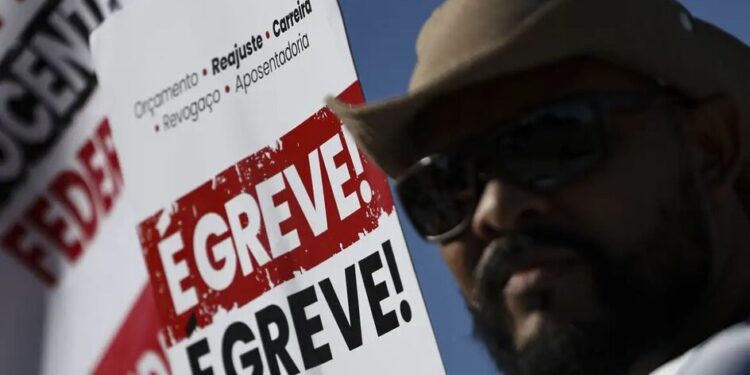 Professores e técnicos de instituições federais aceitam proposta e anunciam suspensão de greve