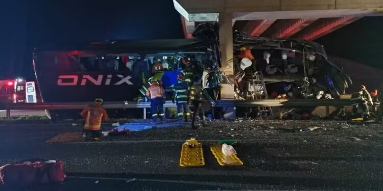 Acidente com ônibus no interior de SP mata 10 pessoas e deixa 42 feridos