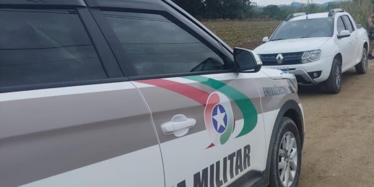 Bandidos armados trancam casal e roubam joias, carro e pedem PIX em Massaranduba 