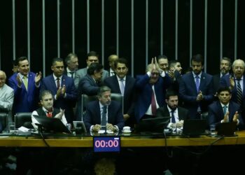 Câmara aprova texto-base da reforma tributária com trava no IVA