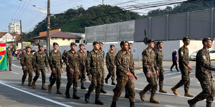 Desfile festivo marca aniversário de Guaramirim
